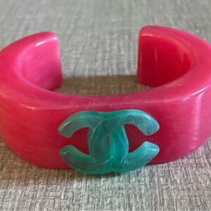 AUTHENTIC VINTAGE CHANEL
CUFF BRACELET CC LOGO PLASTIC
GREEN PINK